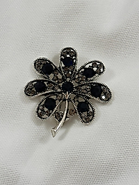 Yedi yapraklı Siyah Taş Detay Broş