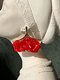 Başaşağı tutturulmuş kırmızı çiçek küpe