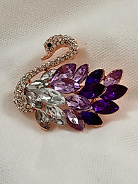Kuğu Broş Lila Taş Detay