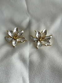 Sedef Beyazı Çiçek Küpe