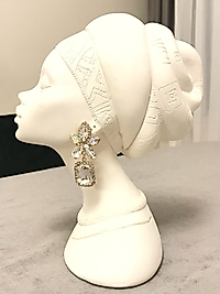 Beyaz Kare Taş Detay Küpe