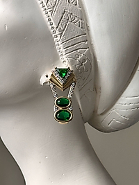 Yeşil Taşlı Üçgen Küpe