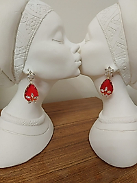 Kırmızı Taşlı Su Damlası Çiçek Detaylı Küpe