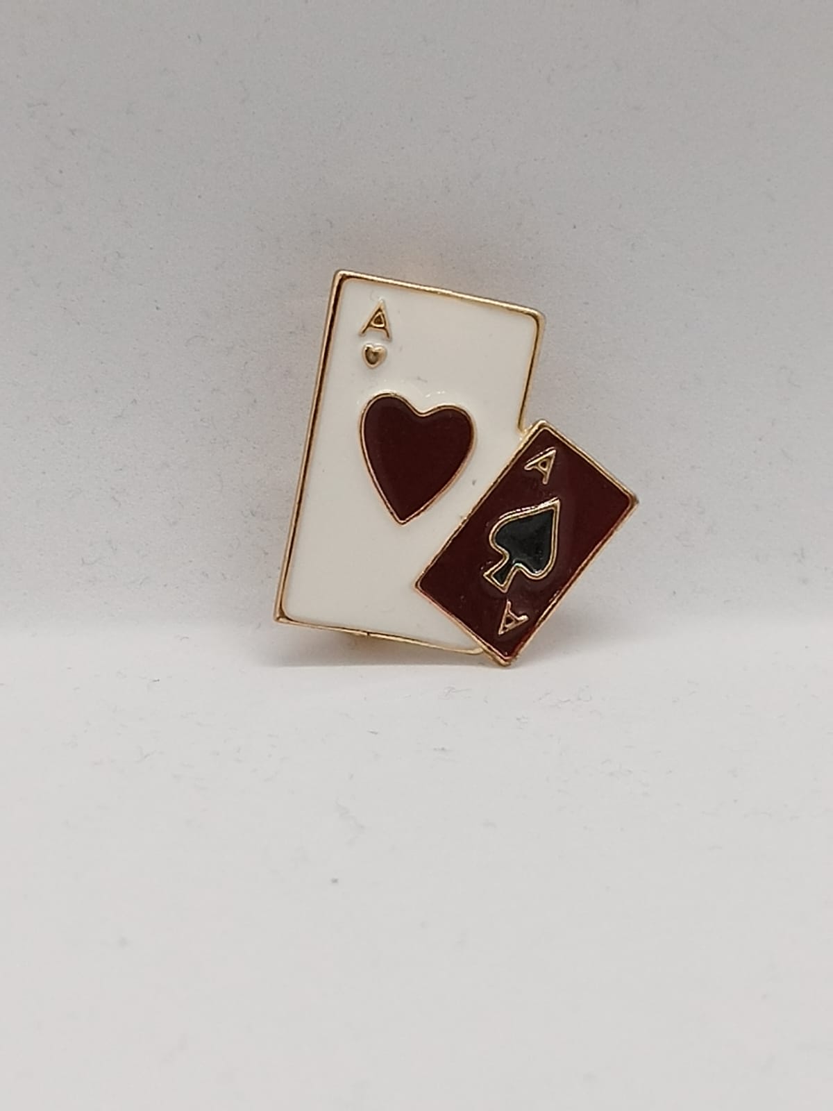 Beyaz Kupa Siyah Maça Broş