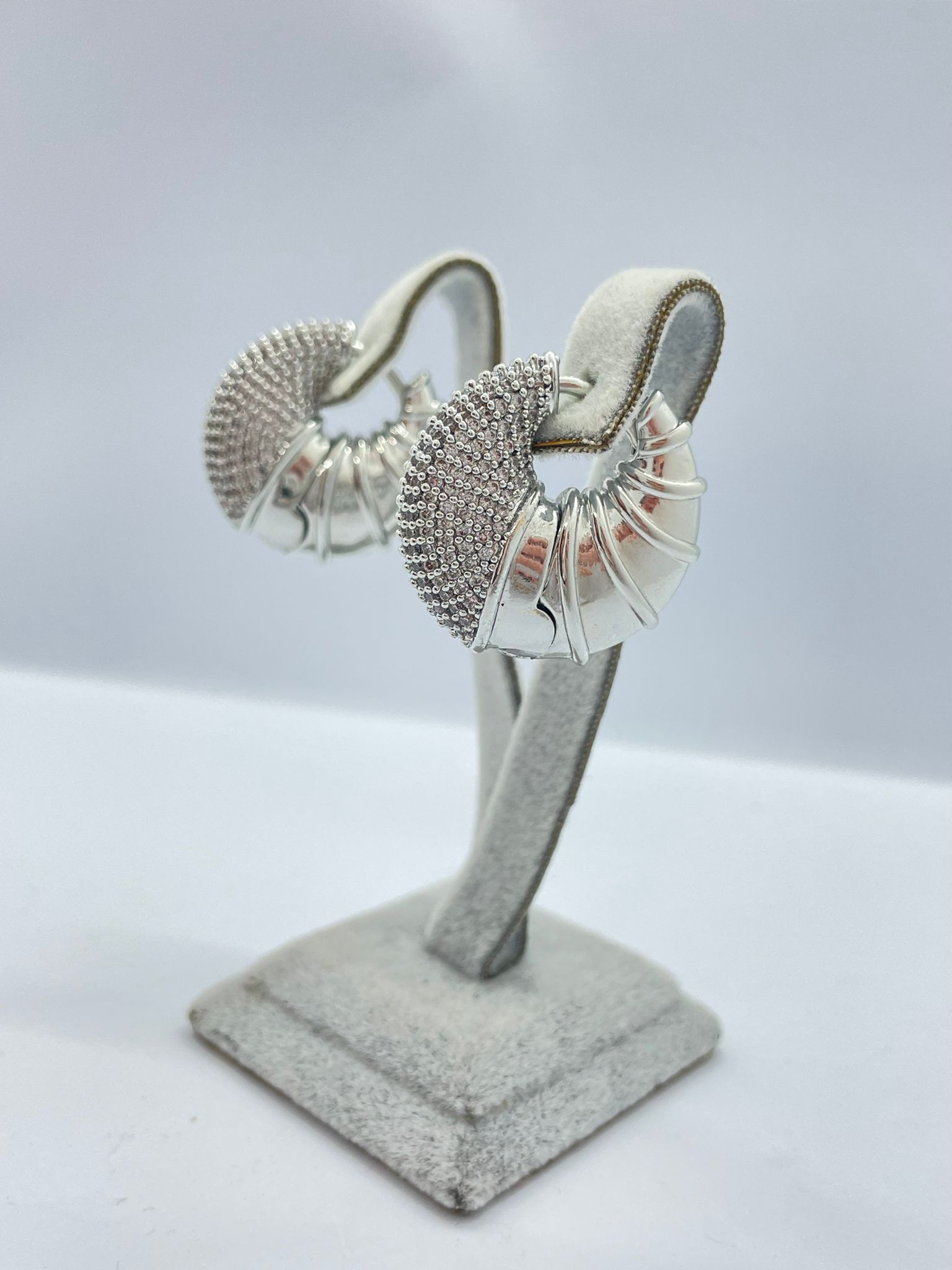 Özel Seri Midye Deseni Gümüş Renkli Taş Detaylı Küpe