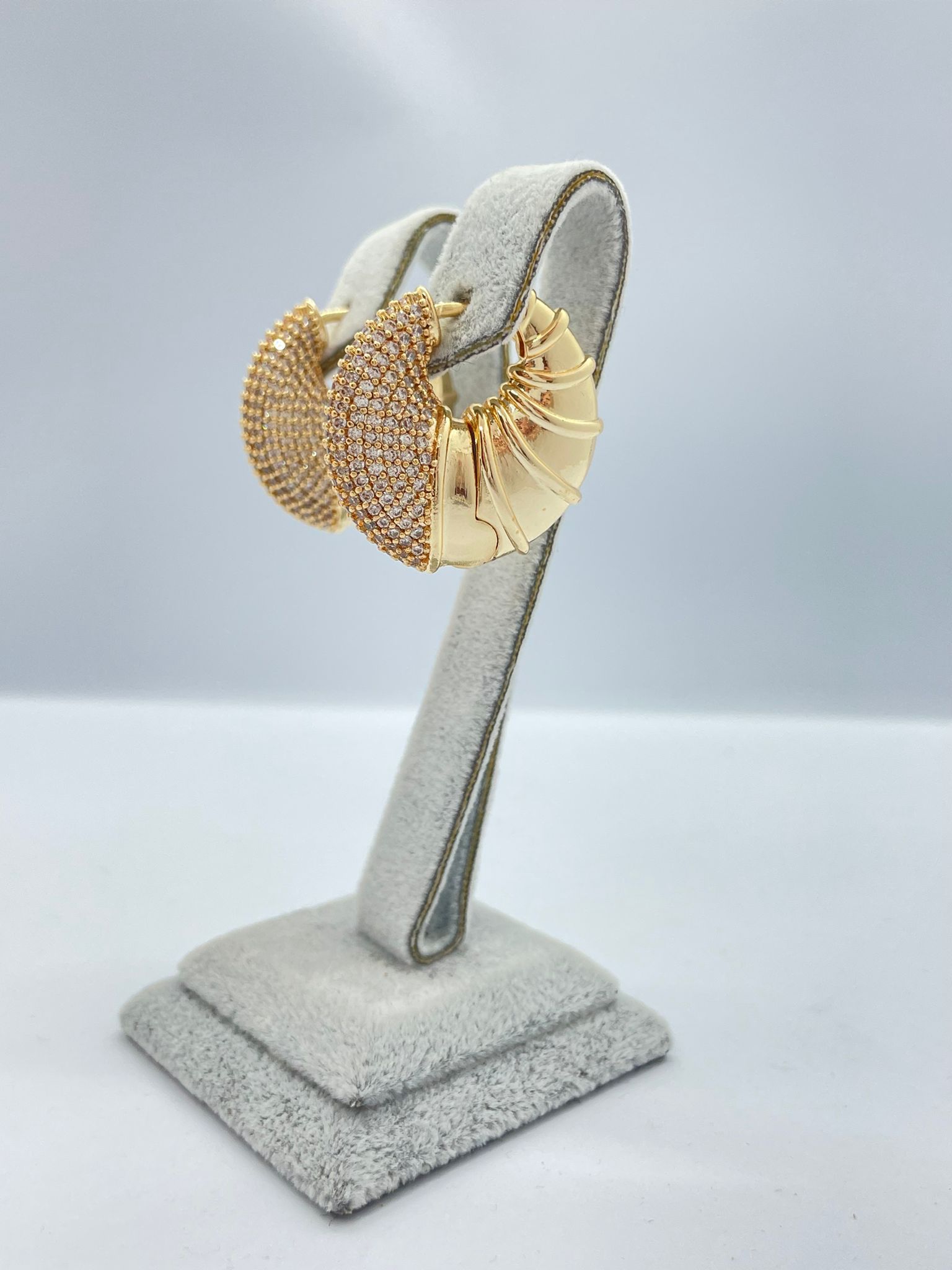 Özel Seri Midye Deseni Gold Renkli Taş Detaylı Küpe