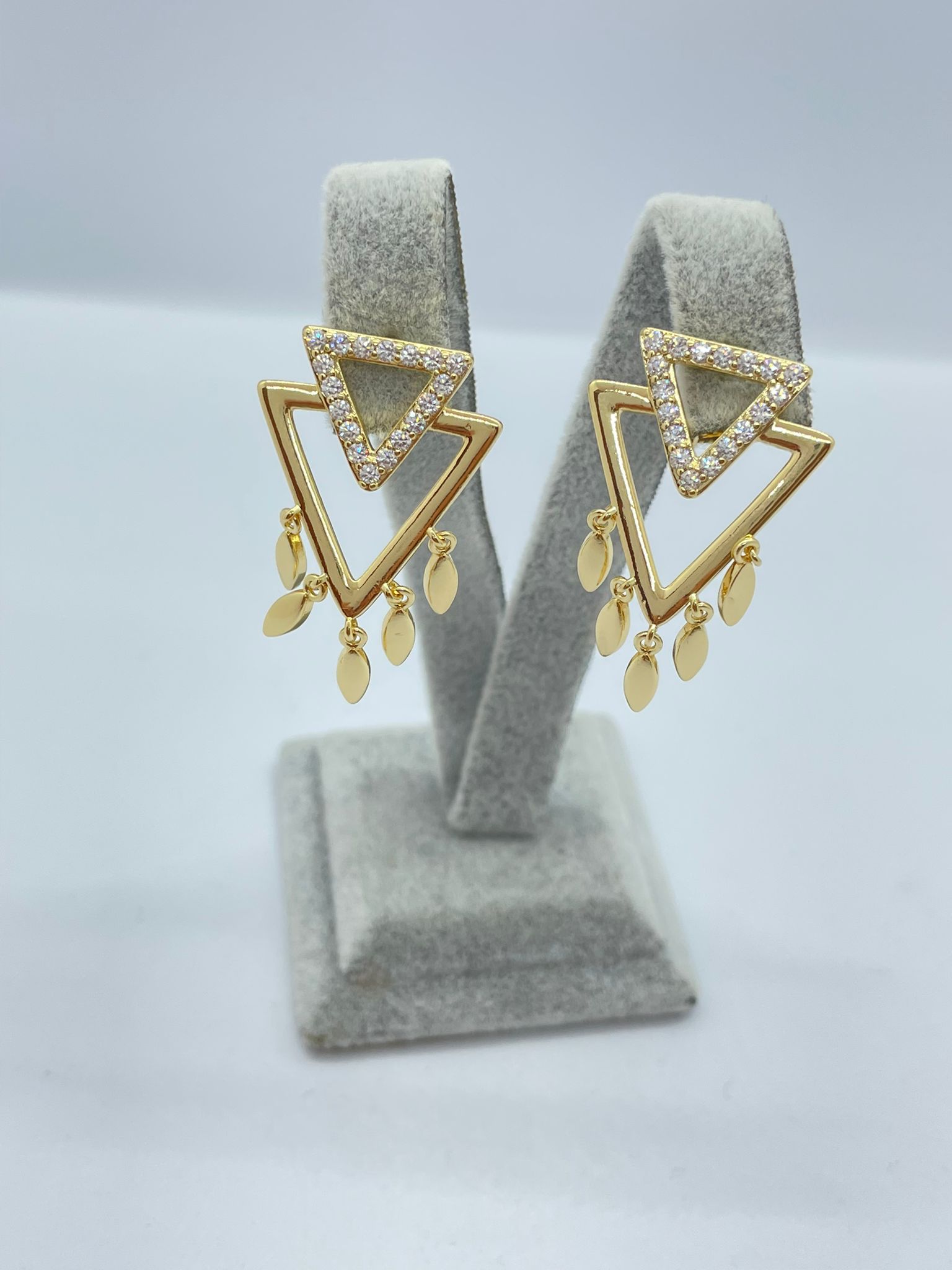 İki Üçgen Taş Detaylı Gold Küpe