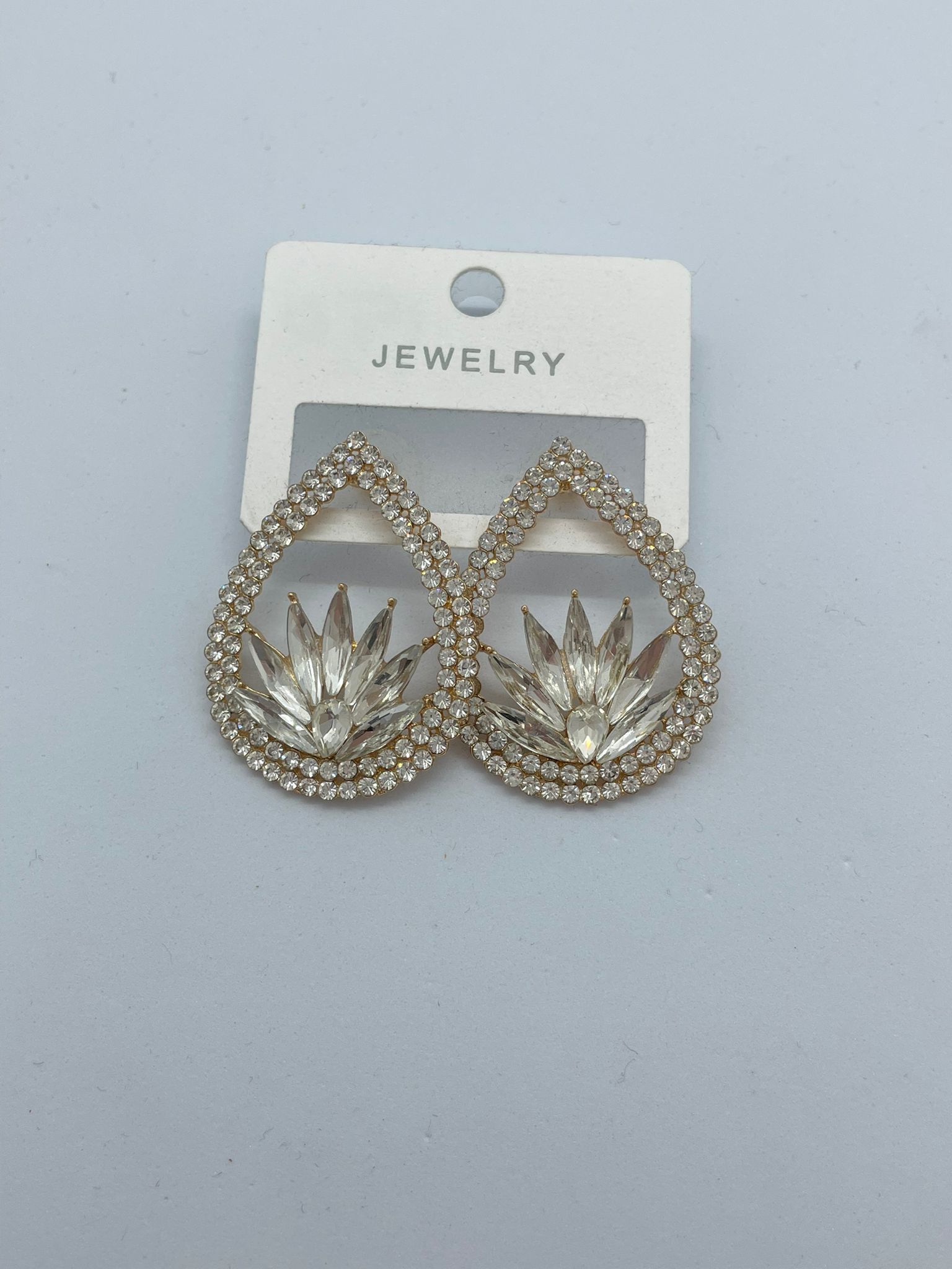 Su Damlası Çiçek Desenli Beyaz  Taş Detaylı Küpe