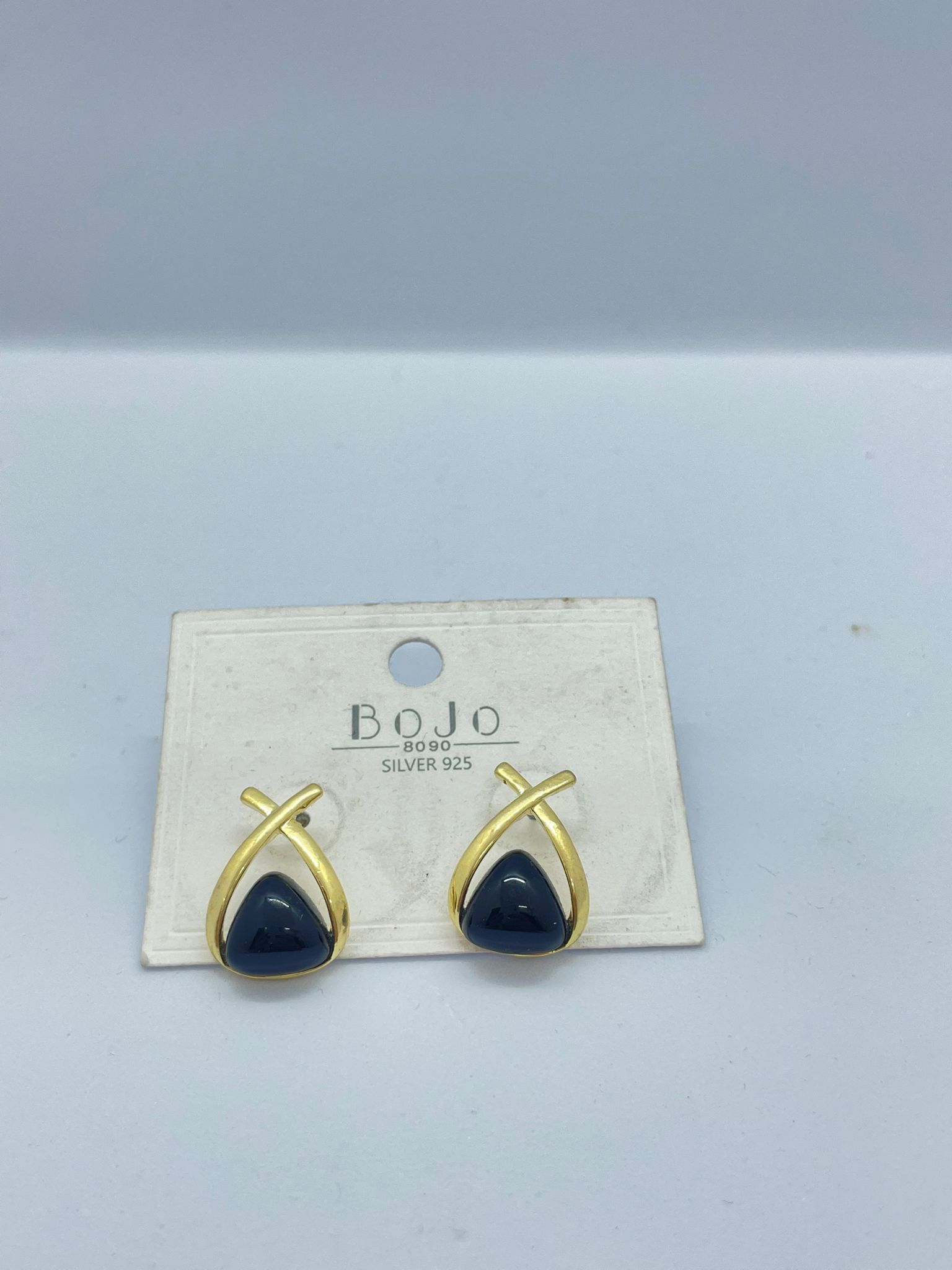 Gold Rengi Siyah Üçgen Taş Detaylı Küpe