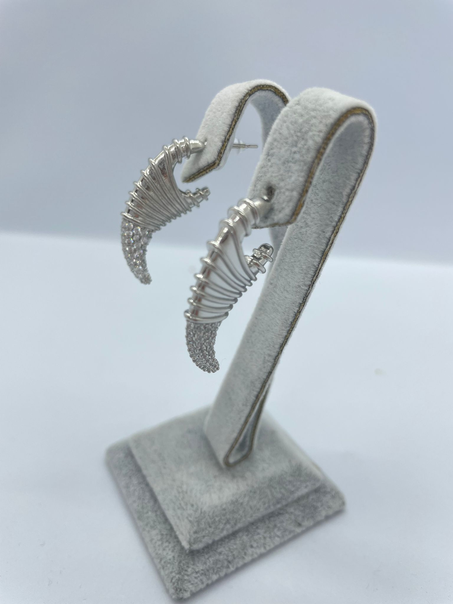 Gümüş Rengi Pençe Küpe