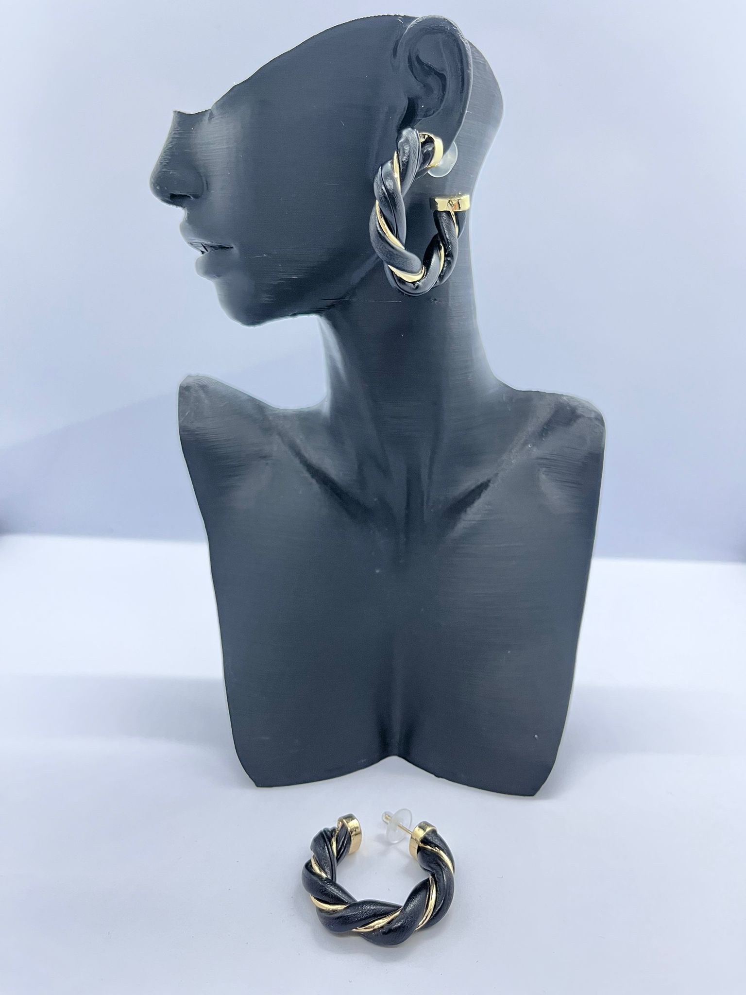 Siyah Gold Deri Burgu Model Halka Küpe