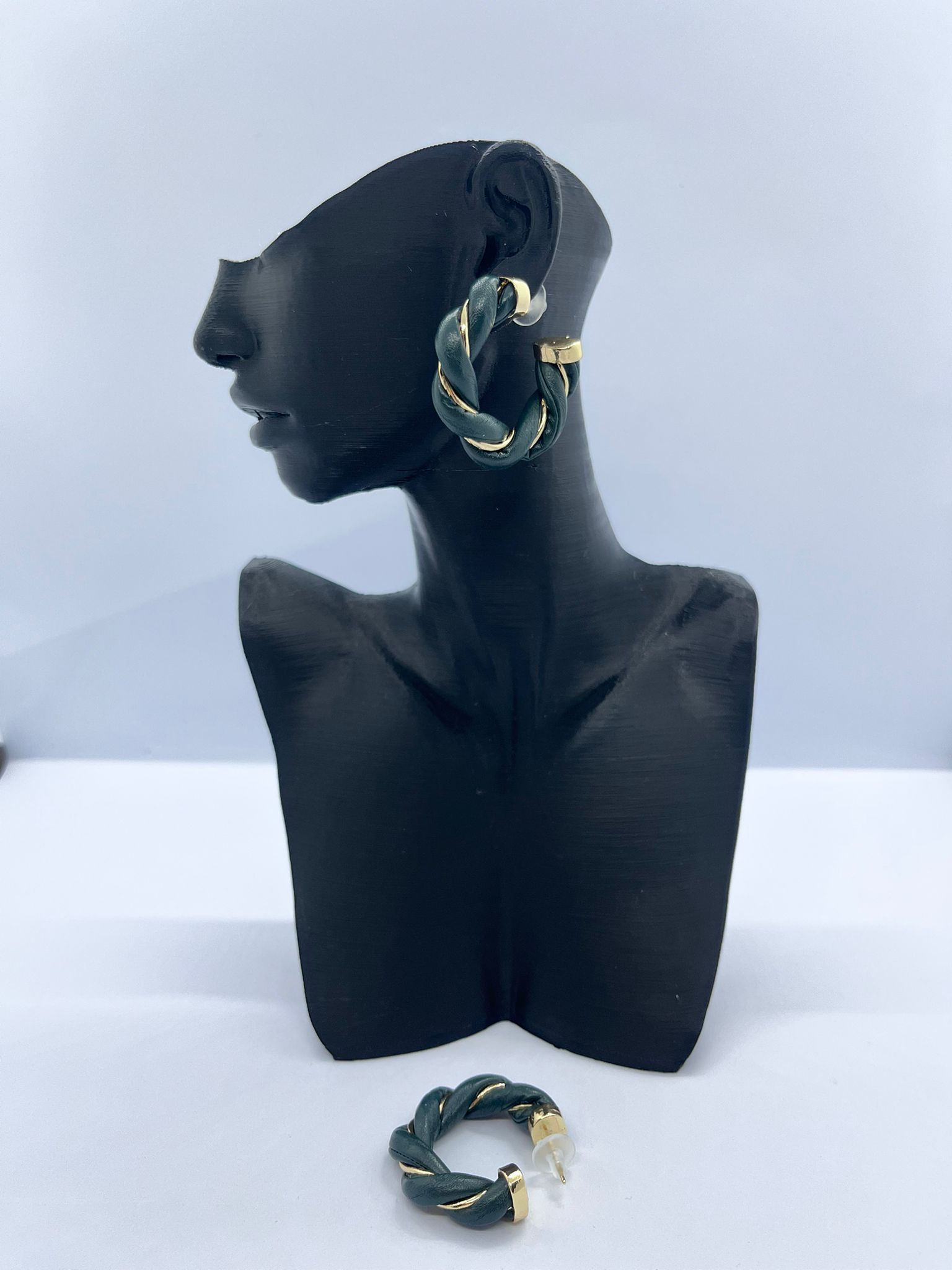 Gold Koyu Yeşil Deri Burgu Model Halka Küpe