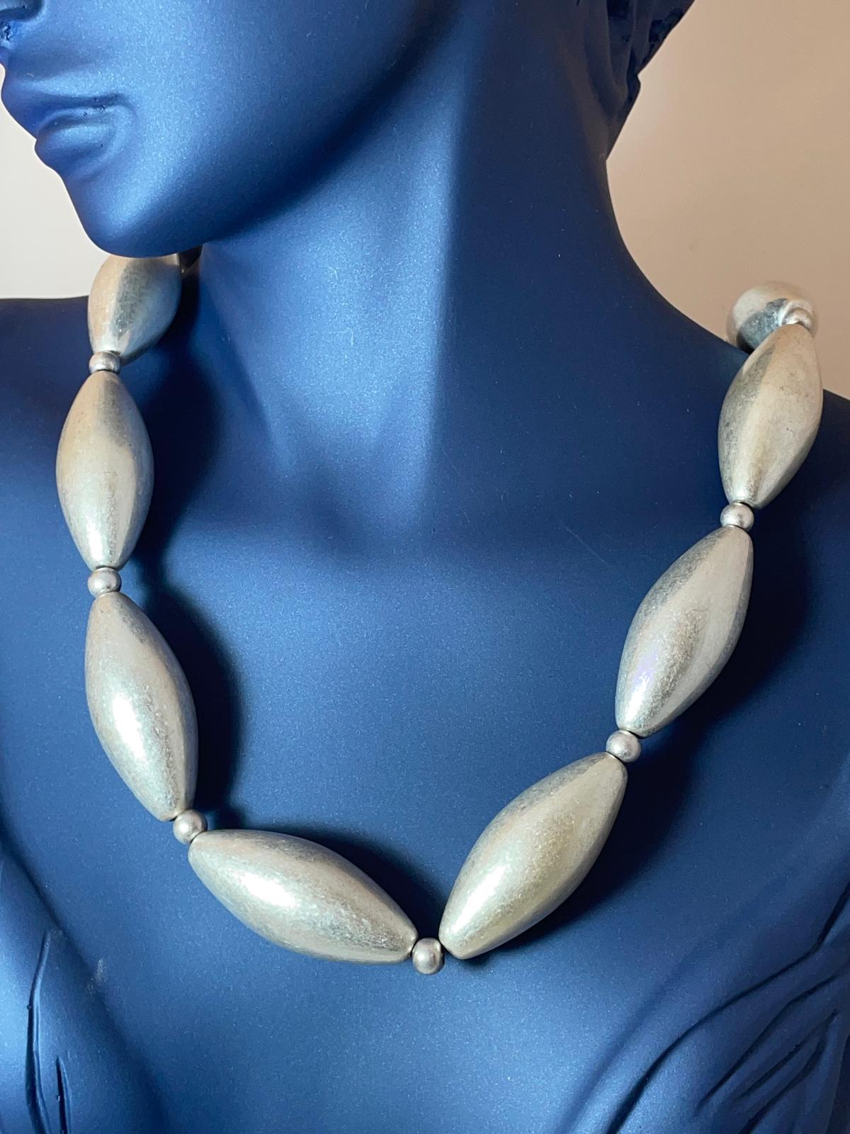 Gümüş Rengi Eskitme Badem Kolye