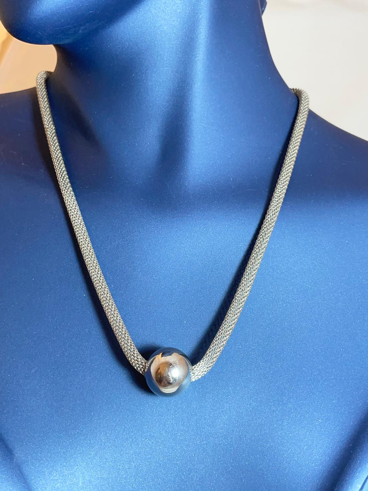 Gümüş Rengi Hasır Detay Top Kolye