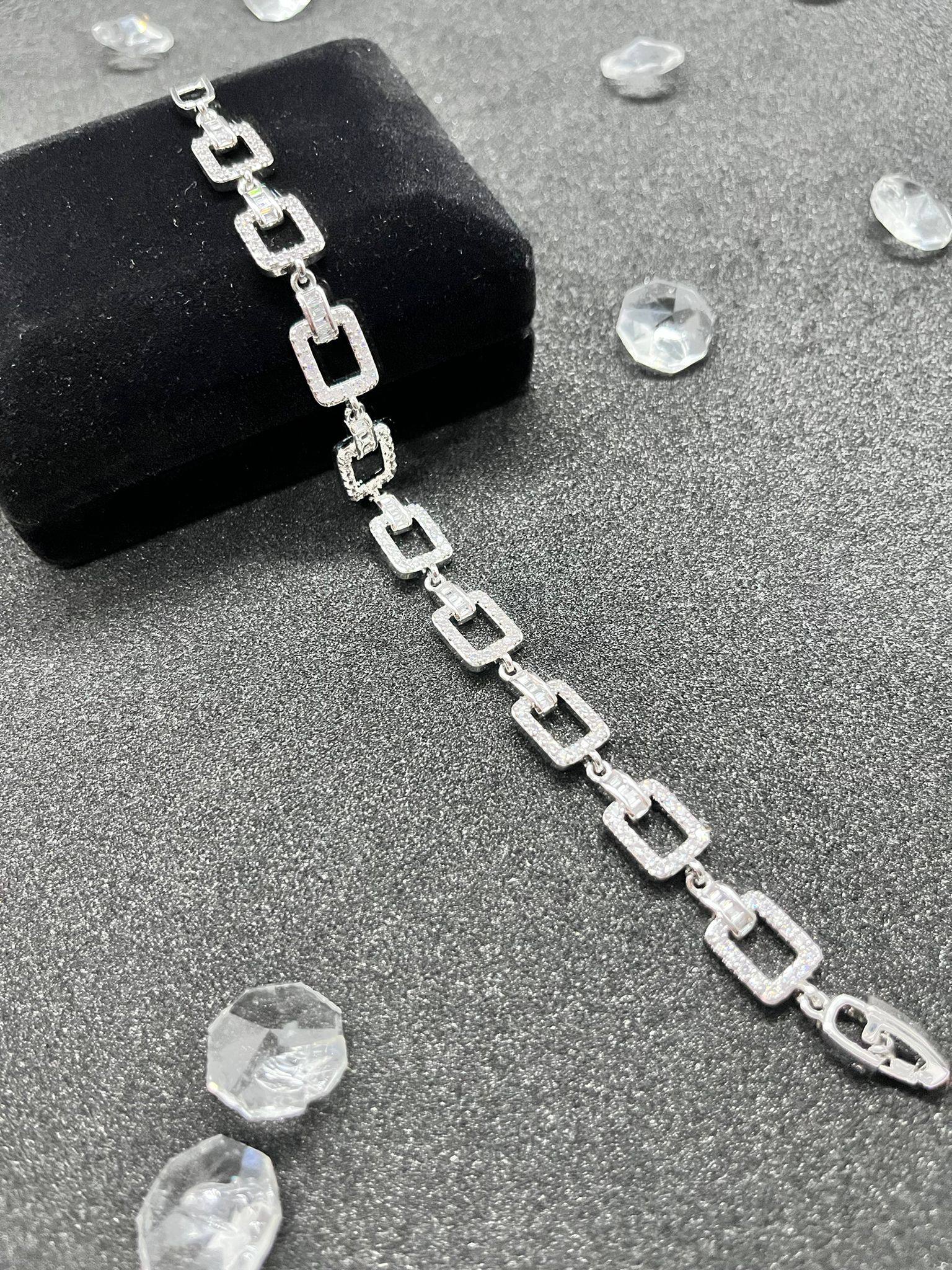 14K  Gümüş Rengİ Kare Taş Detaylı Bİleklİk