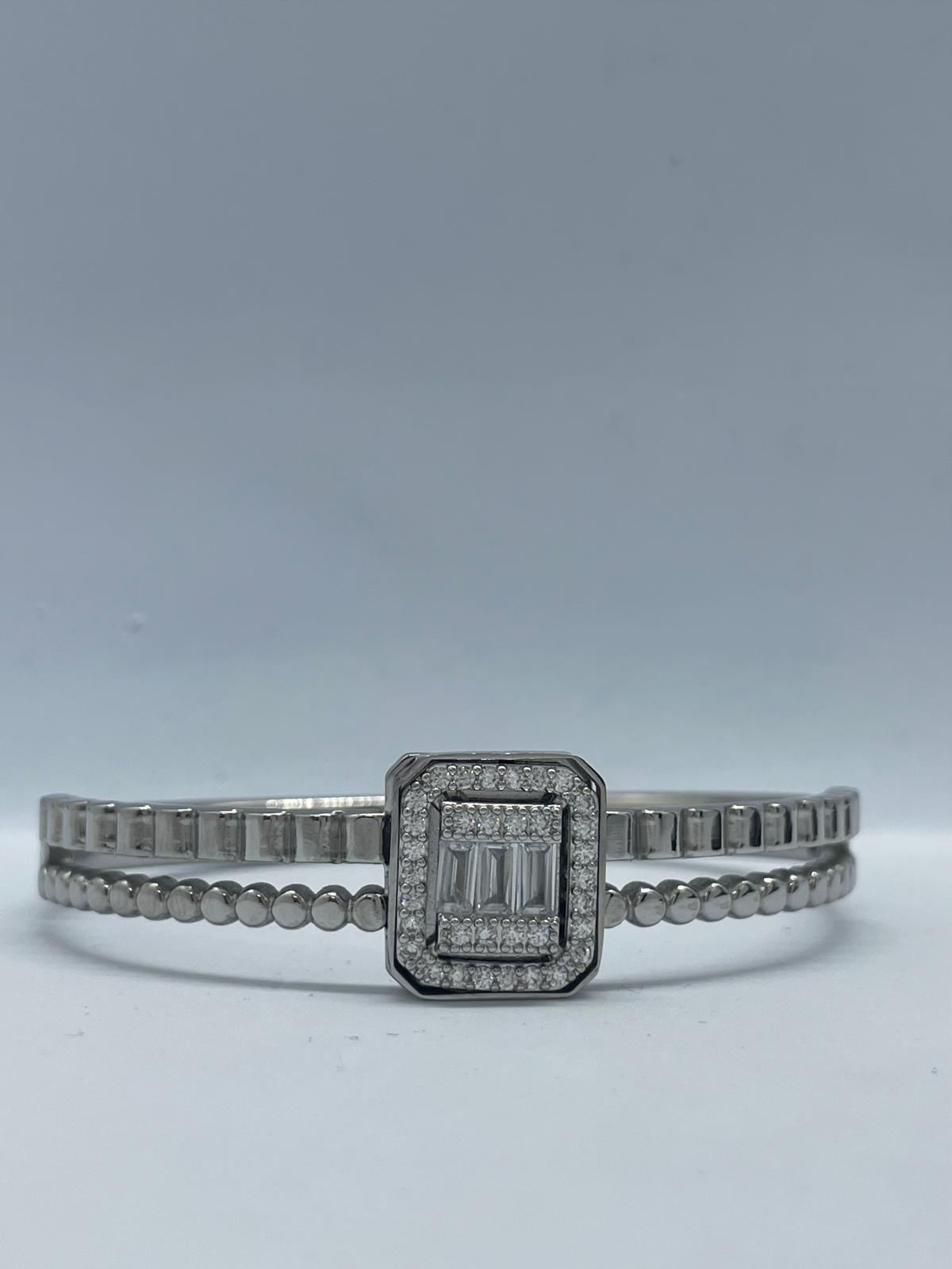 Baget Taşlı Gümüş Rengi Kelepçe