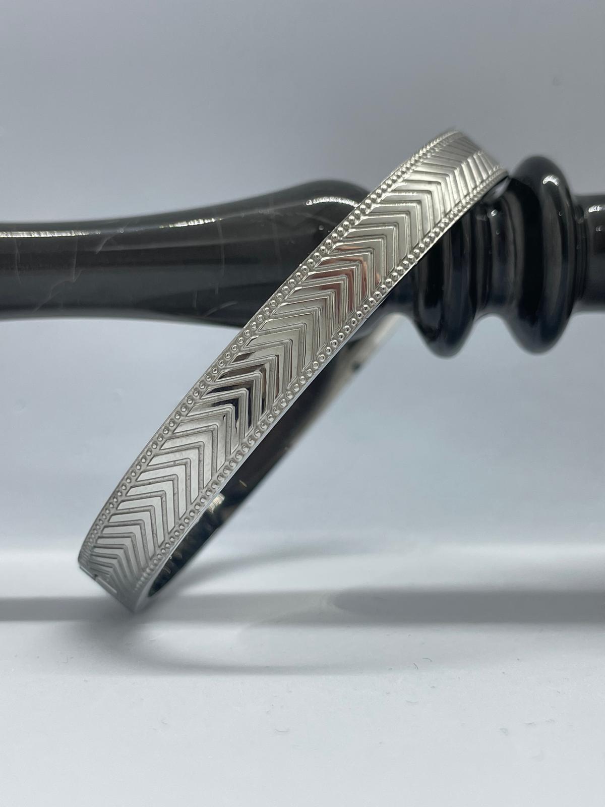 Balık Sırtı Desenli Çelik Kelepçe