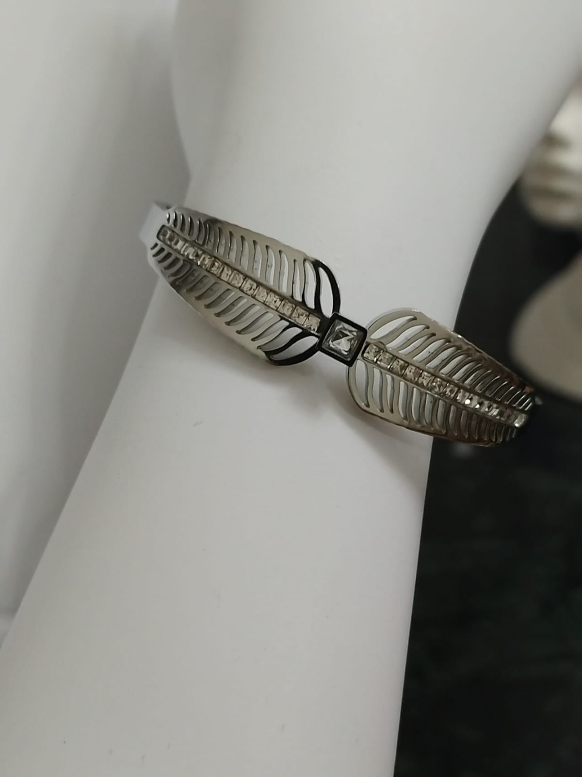 Çelik Gümüş Yaprak Model Sıra Taşlı Kelepçe