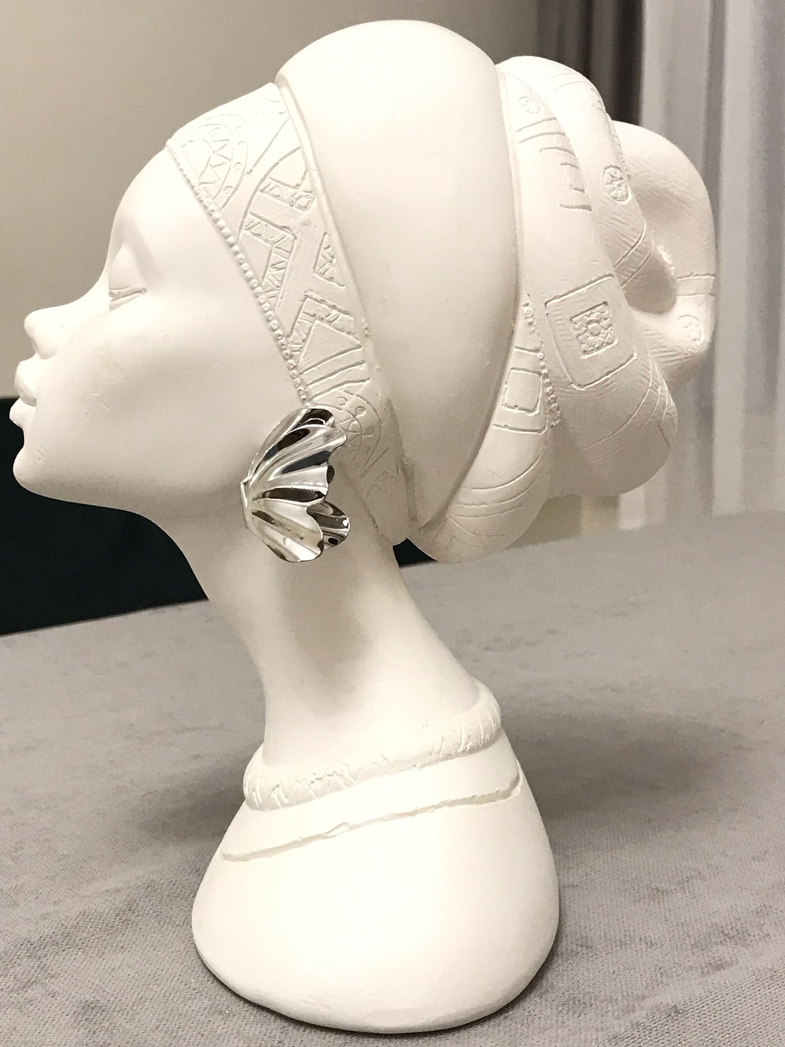 Gümüş Rengi Plaka Kelebek Model Küpe