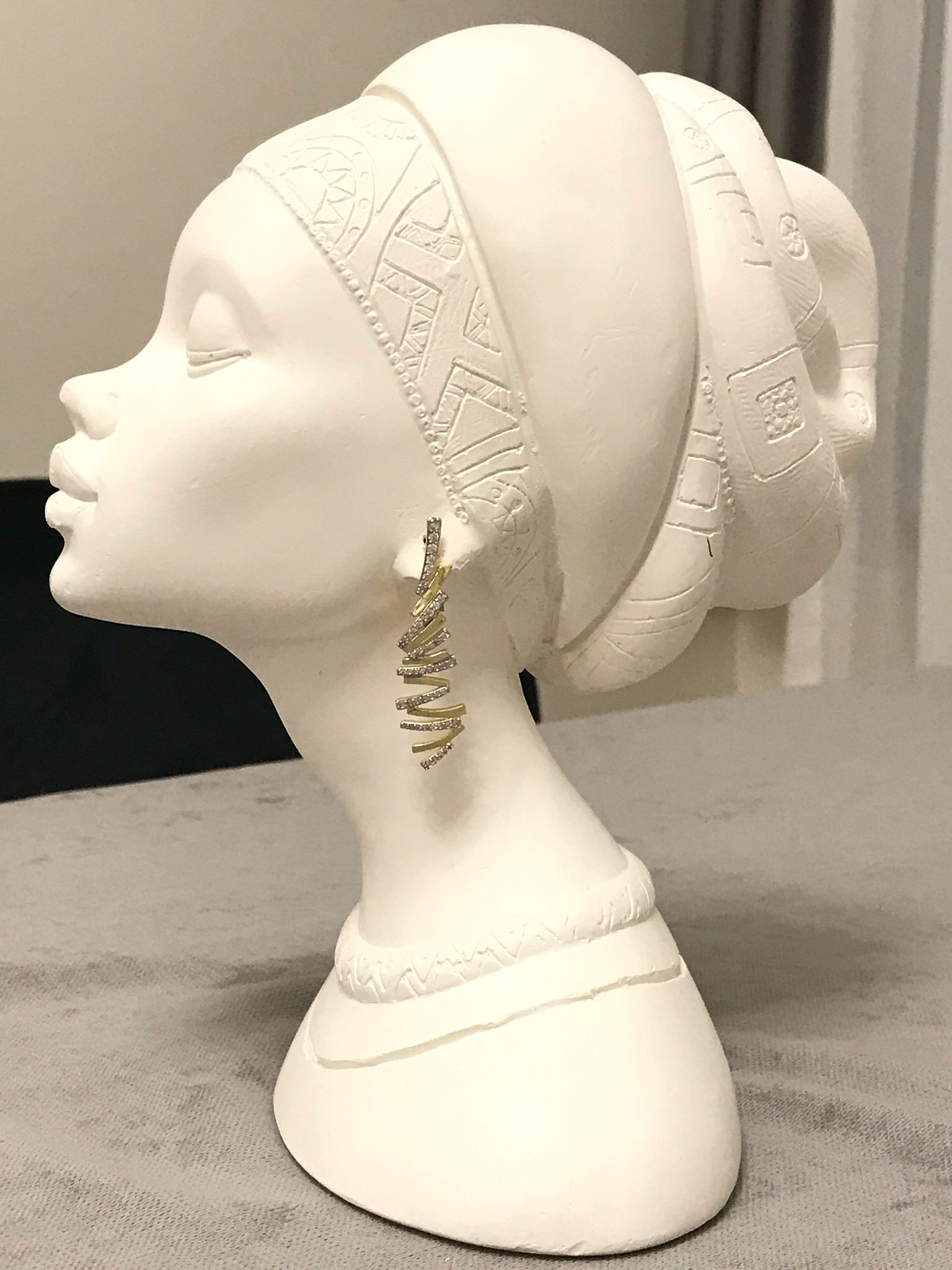 Gold Rengi Zigzag Model Taş Detay Küpe