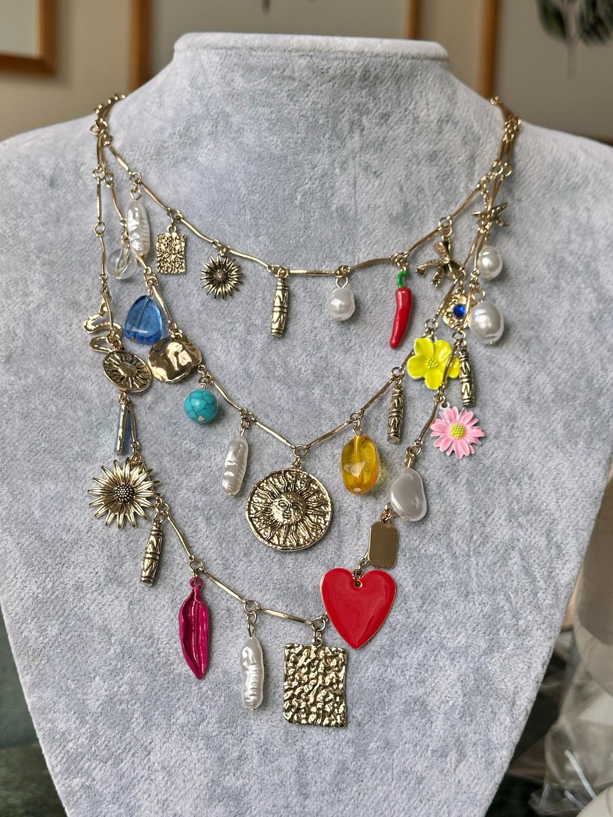 Zincirli Renkli Charm Detaylı Kolye