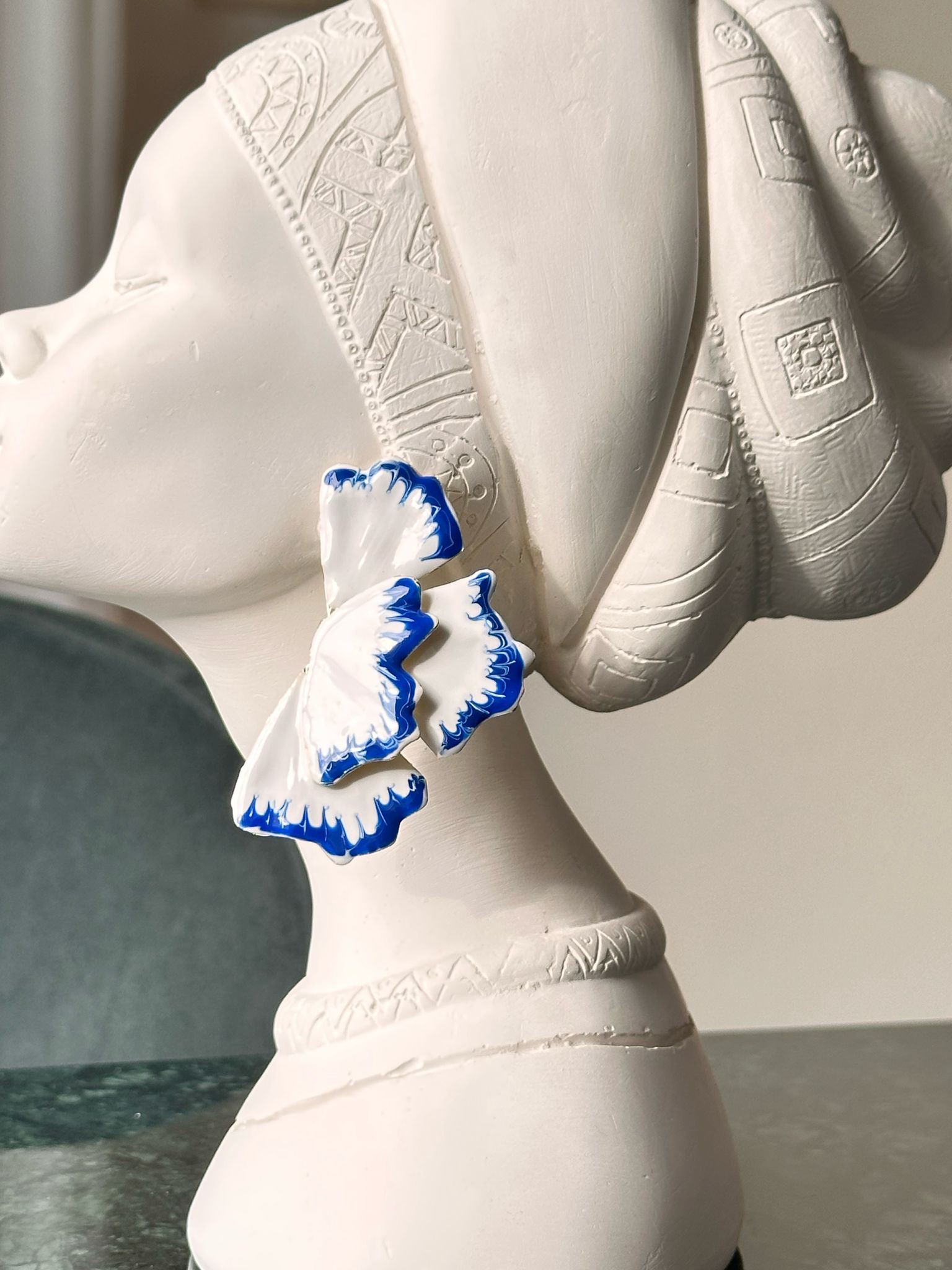 Beyaz Mavi Çiçek Küpe