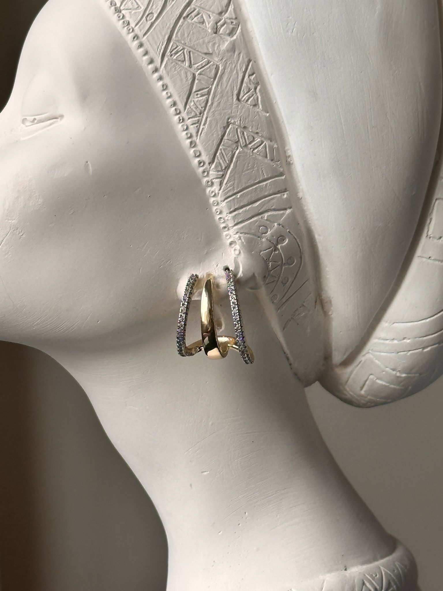 Gold Sıra Taş Detay 3'lü Görünümlü Küpe