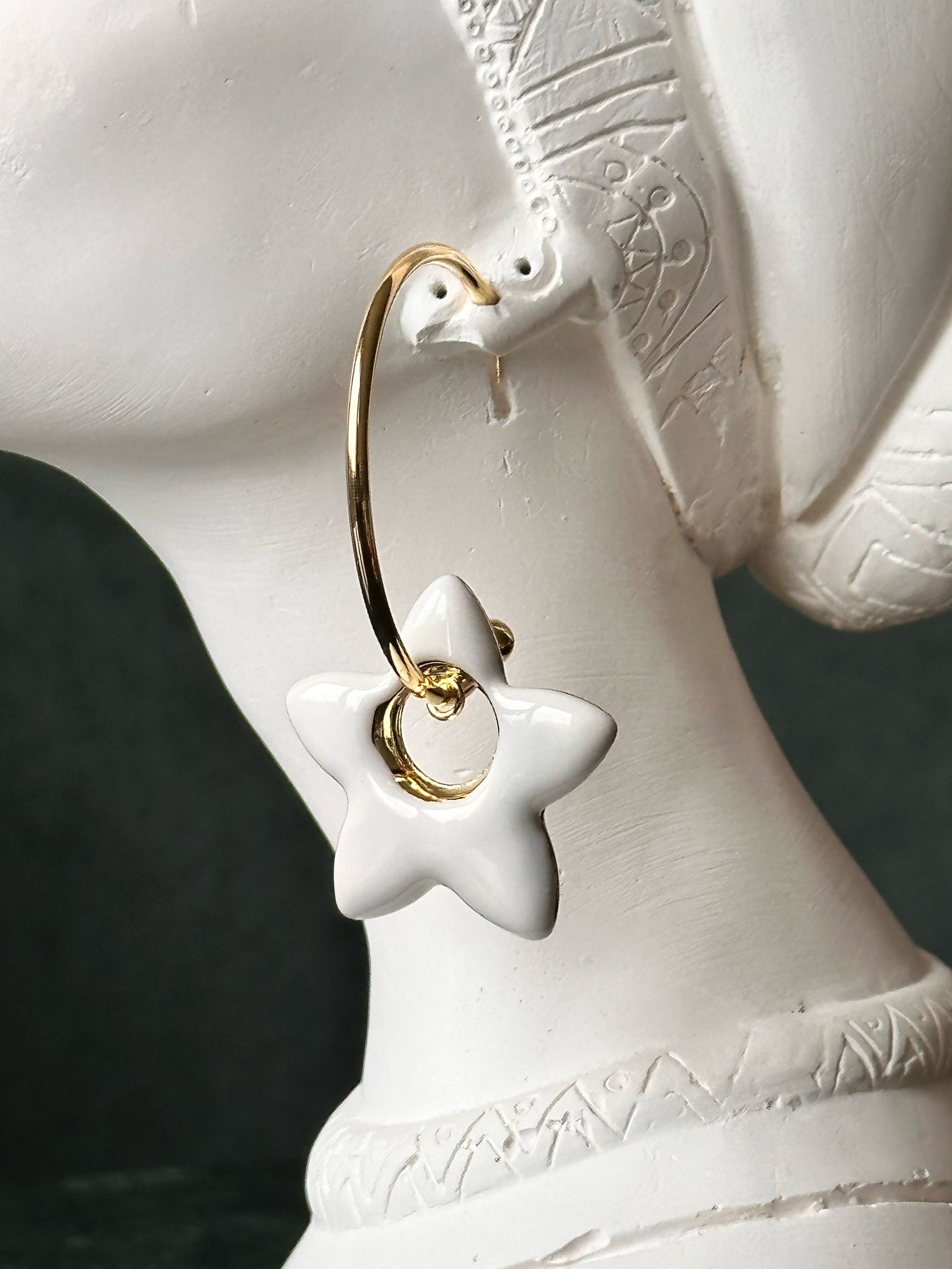 Beyaz yıldız detaylı gold halka küpe