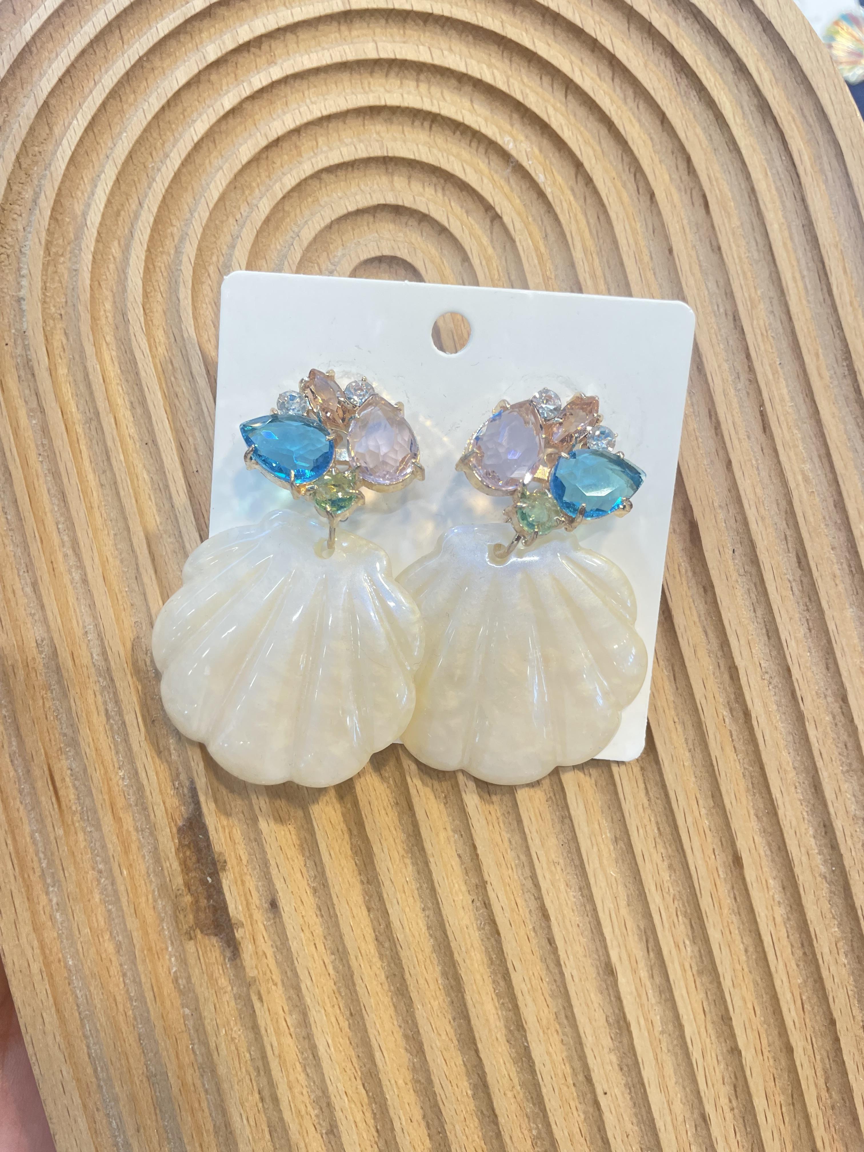 Beyaz İstiridye Küpe Taş Detay