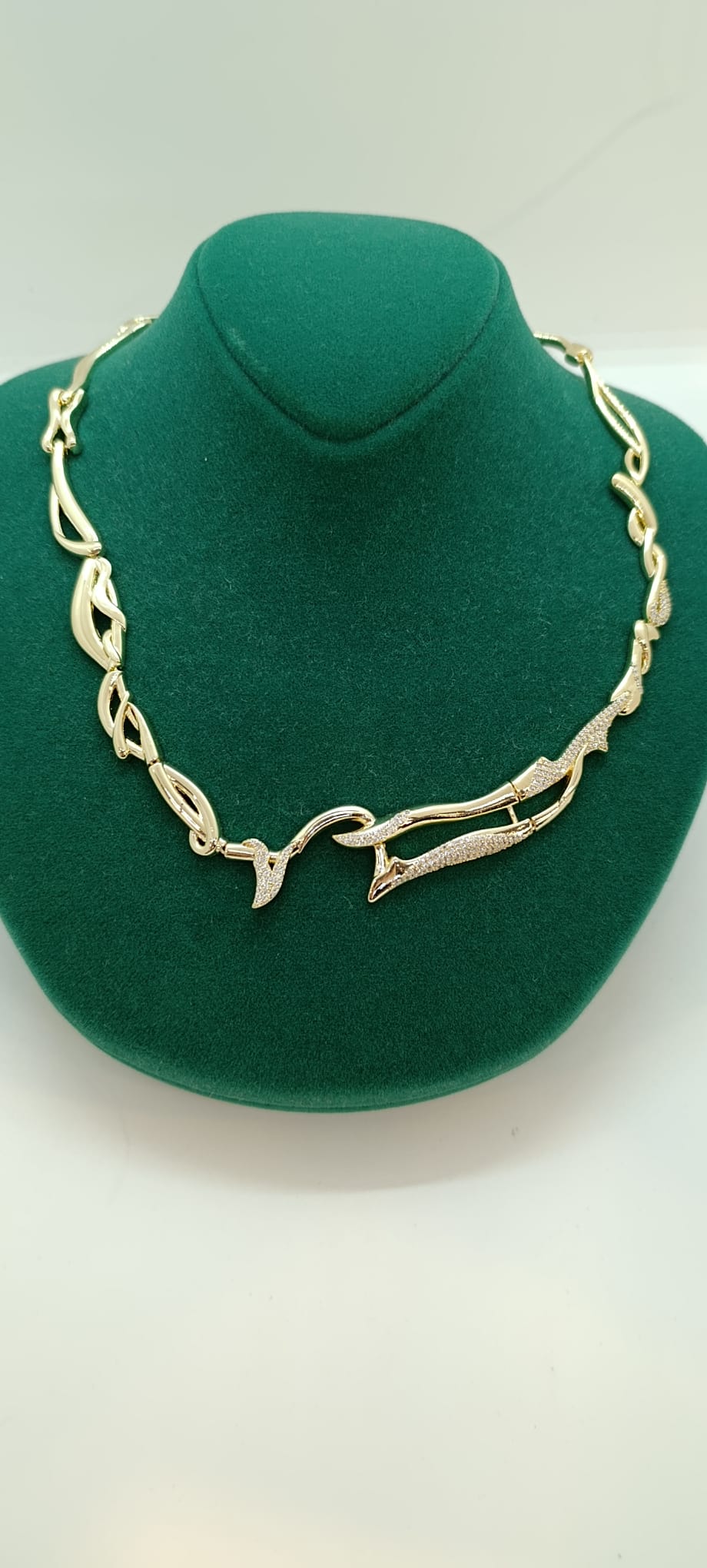 Gold Rengi Taş Detay Tasarım Kolye