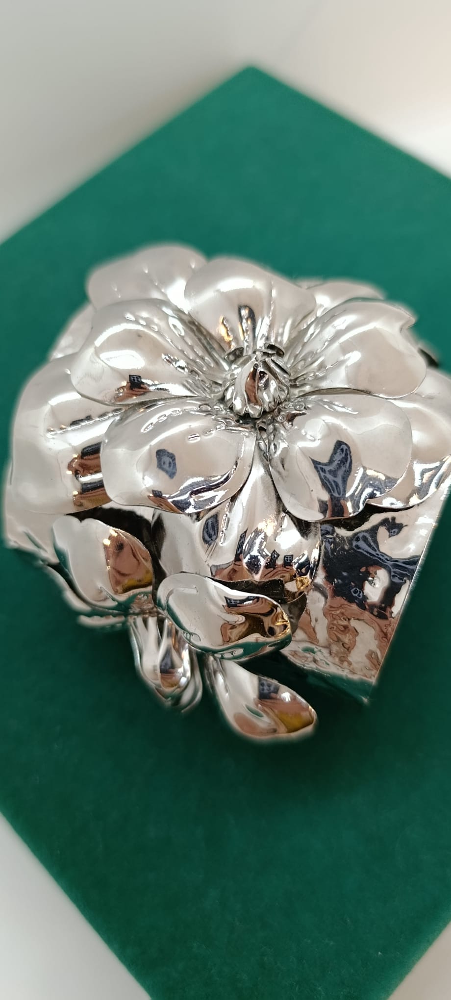 Çiçek Detay Gümüş Renk Kelepçe