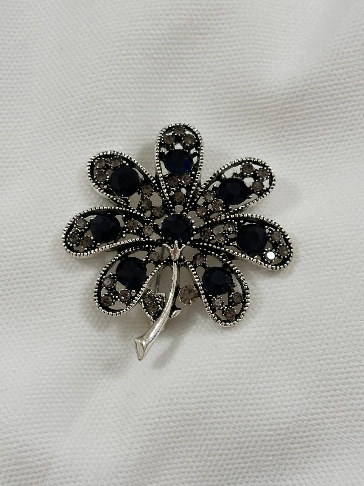 Yedi yapraklı Siyah Taş Detay Broş